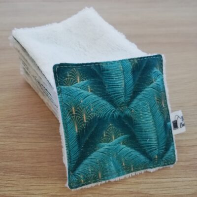 photo d'un lot de 10 petites lingettes, avec une face en éponge douce blanche et l'autre face en coton bleu/vert motif feuillage tropical