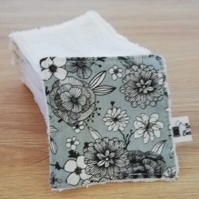 photo d'un lot de 10 petites lingettes, avec une face en éponge douce blanche et l'autre face grise avec motifs fleuris