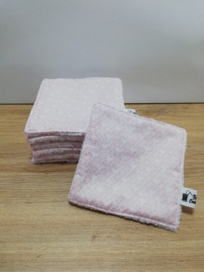 photo d'un lot de 10 lingettes, avec une face en éponge douce blanche et l'autre face en coton rose pastel motifs tout petits coeurs