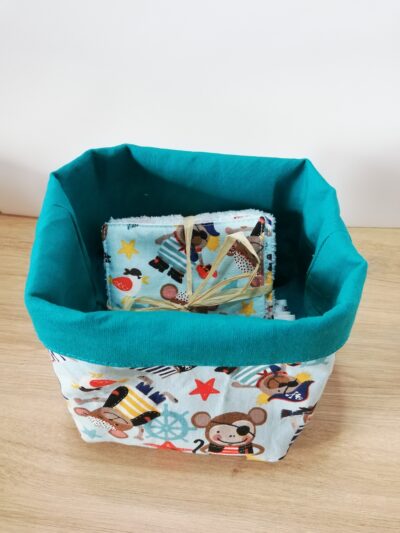 photo de la panière et des lingettes appartenant au kit lingettes bleu ciel motifs animaux pirates