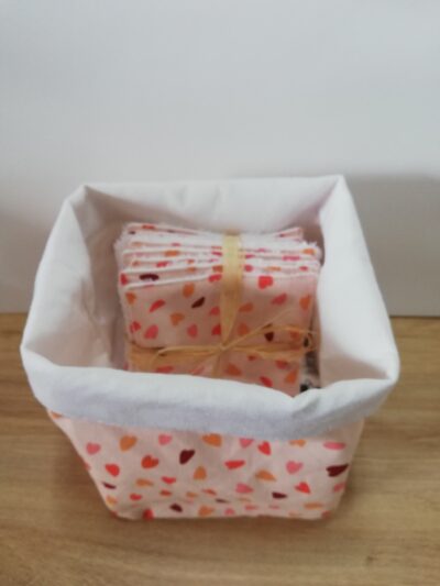 photo de la panière et des lingettes appartenant au kit lingettes rose orangé motifs petits cœurs