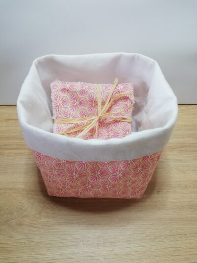 photo de la panière et des lingettes appartenant au kit lingettes rose motif géométrique